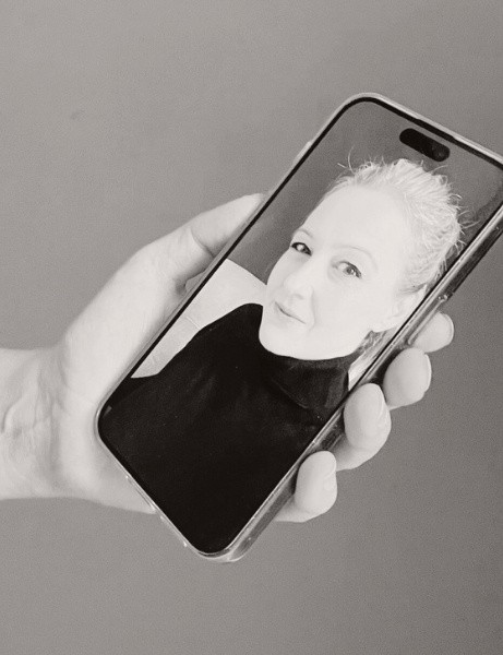 Roswitha Fürst auf einem Smartphone-Bildschirm – Porträtaufnahme als Sinnbild für tiefe innere Arbeit.